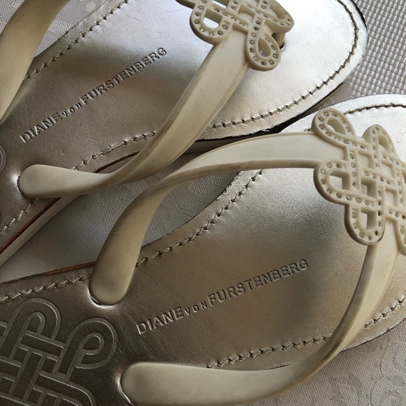 DVF Diane Von Furstenberg White Flip-Flop Sandals Women’s Size 7 Slip-On Shoes - Picture 13 of 16